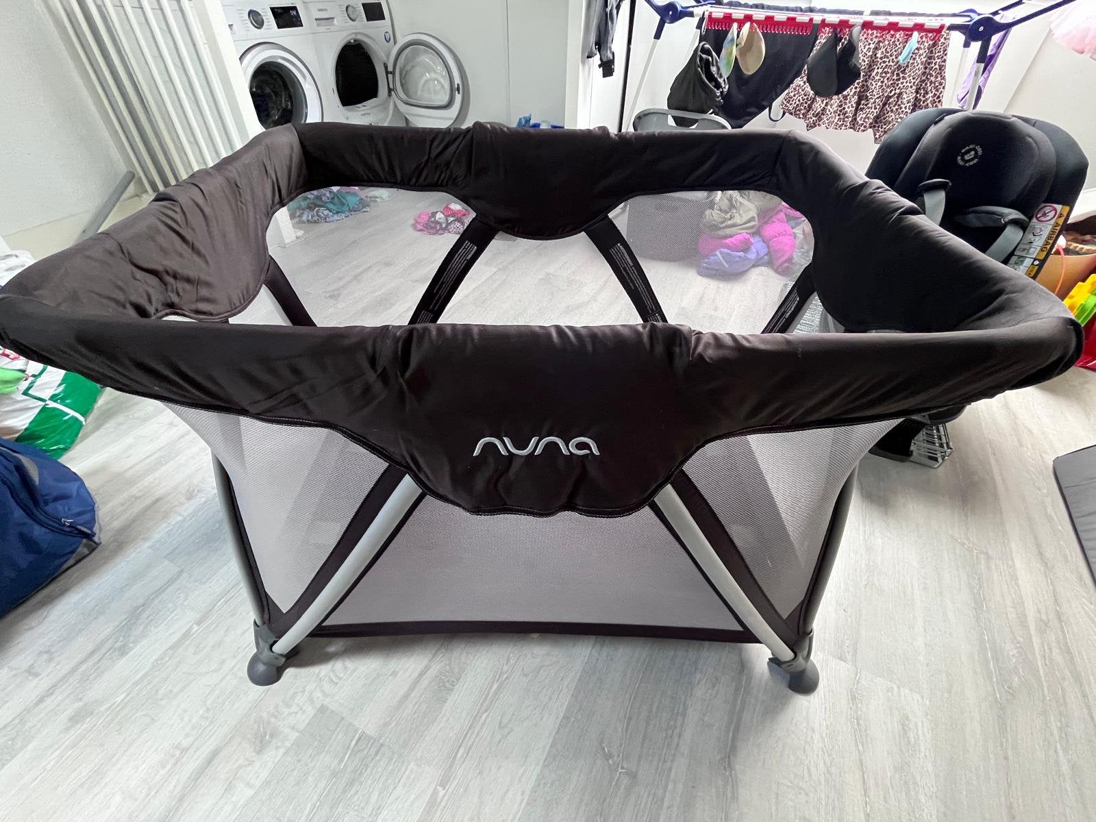 Nuna Sena Campingbed incl. matras & verhoogde baby-inzet, Ophalen, Gebruikt