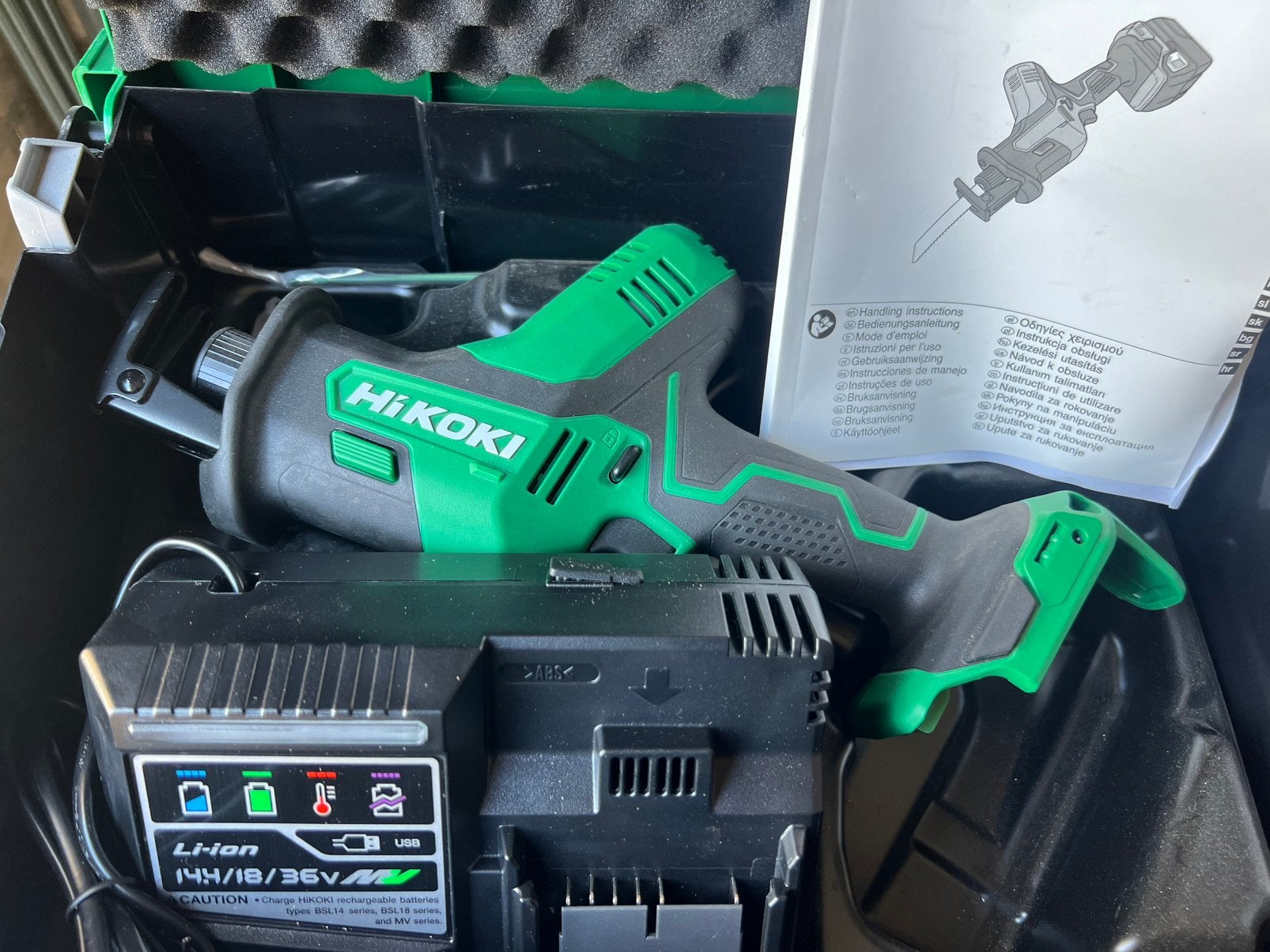 Hikoki cr18da reciprozaag met lader en koffer, Ophalen, 70 mm of meer, Nieuw, 600 tot 1200 watt