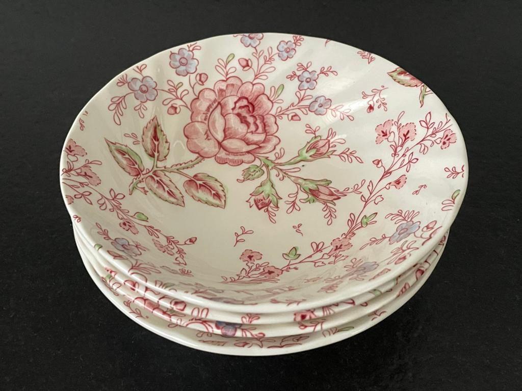 Als Nieuw ! 4 Johnson Bros Rose Chintz Pap-Schaaltjes, Huis en Inrichting, Keuken | Servies, Ophalen of Verzenden, Overige stijlen