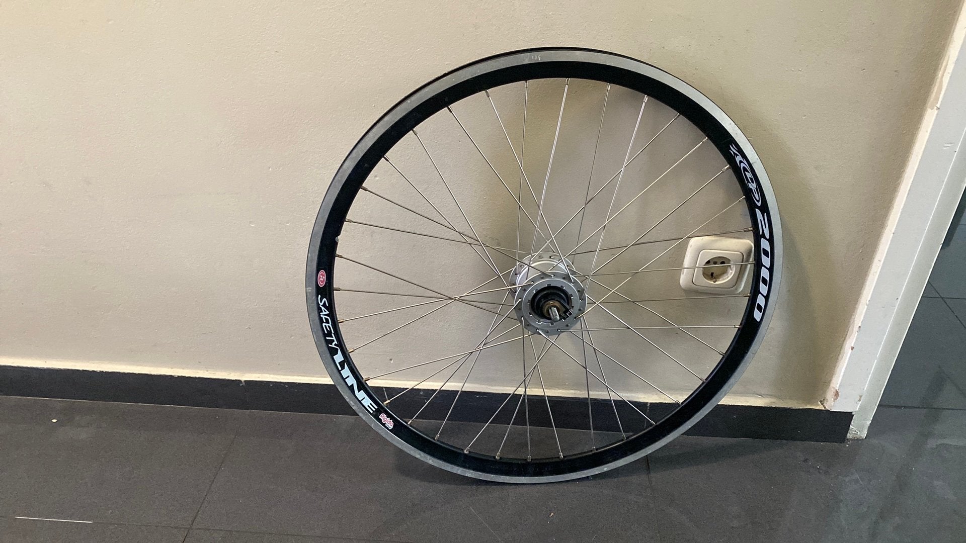 Voorwiel Gazelle 24 inch naaf dynamo, Fietsen en Brommers, Fietsonderdelen, Wiel, Ophalen of Verzenden, Zo goed als nieuw, Aluminium