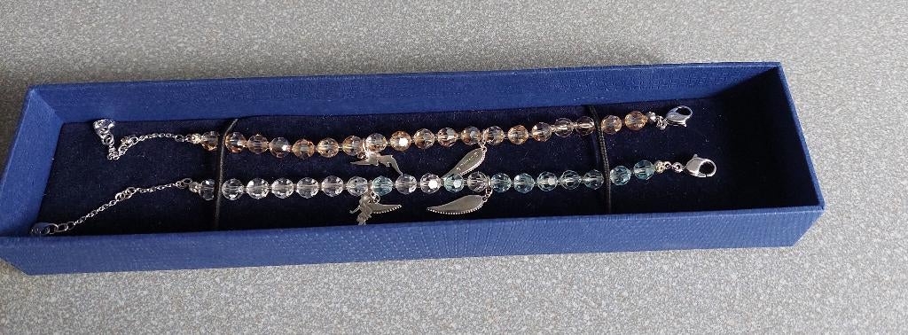twee Swarovski armbanden met tinkerbell Taupe en l. blauw, Verzamelen, Ophalen of Verzenden, Overige figuren, Zo goed als nieuw