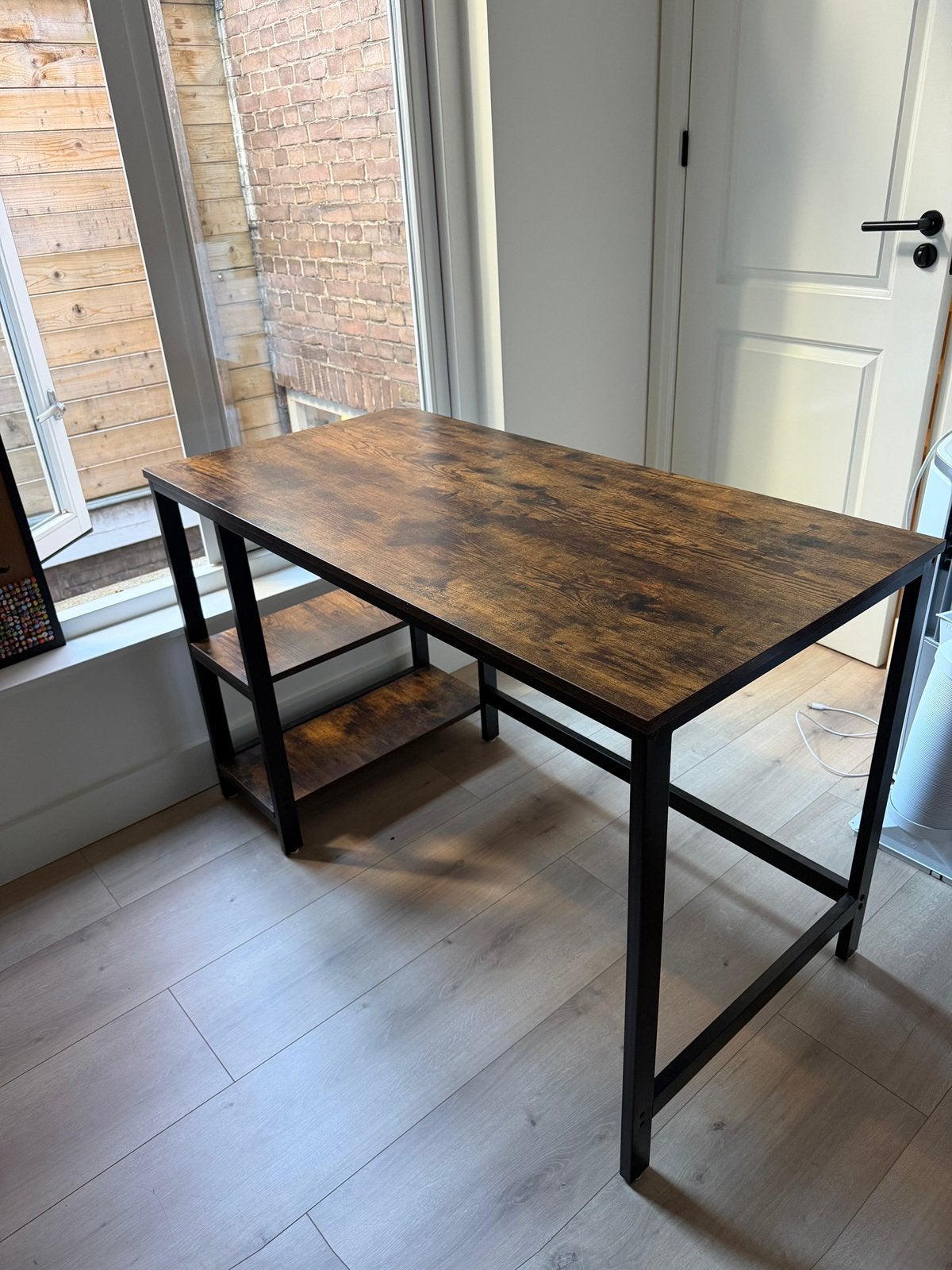 Mooi bureau met donkerhouten blad en zwart-metaal onderstel, Ophalen, Zo goed als nieuw