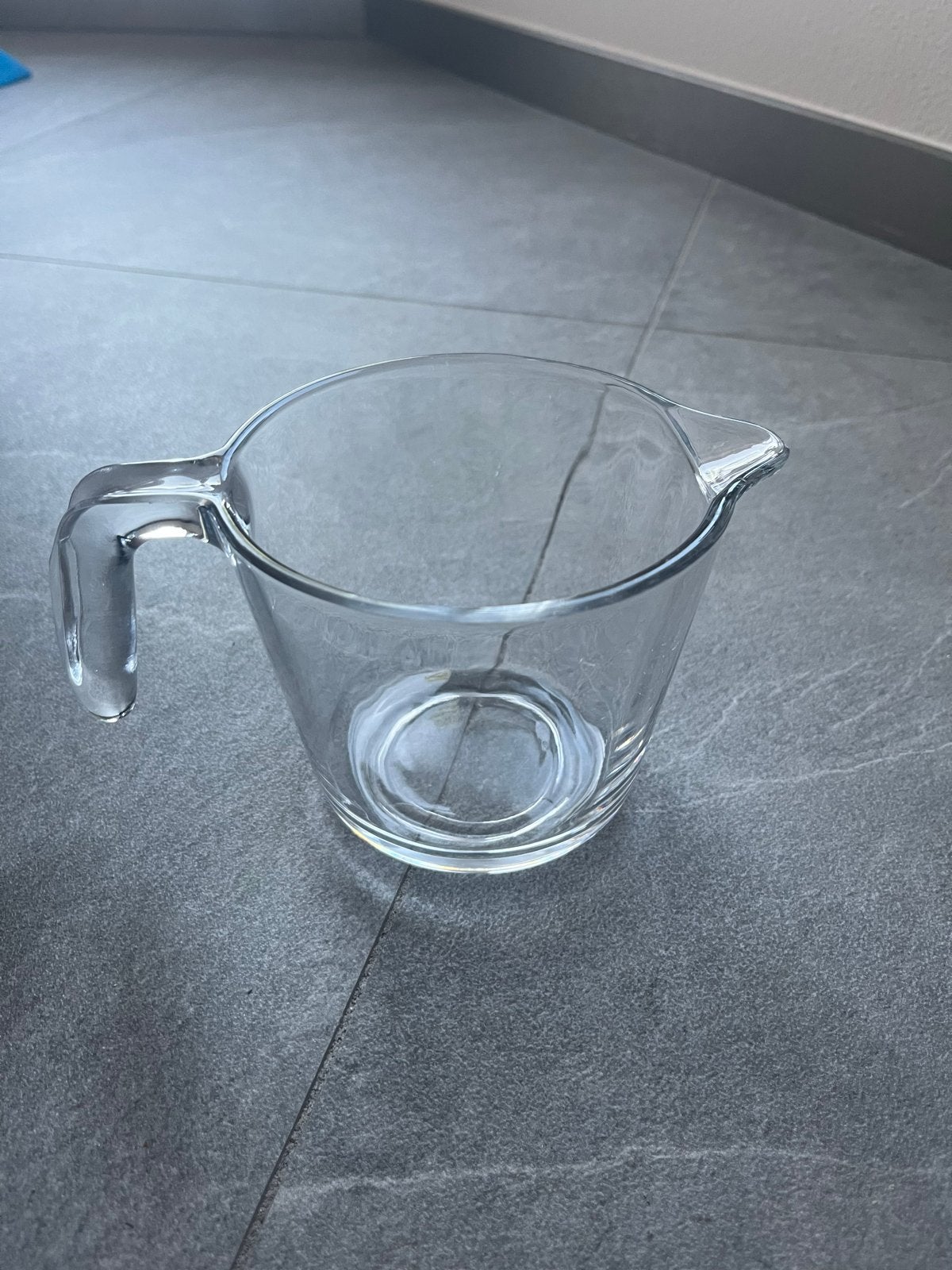Glazen schenkbeker met handvat en schenktuit, Ophalen of Verzenden, Overige merken, Glas, Overige typen