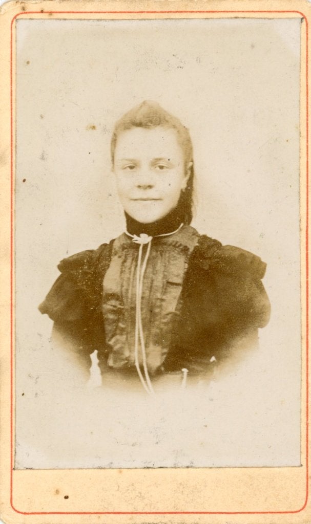P81 CDV portret van een jonge vrouw met gebruikssporen, Gebruikt, Verzenden, Foto, Voor 1940