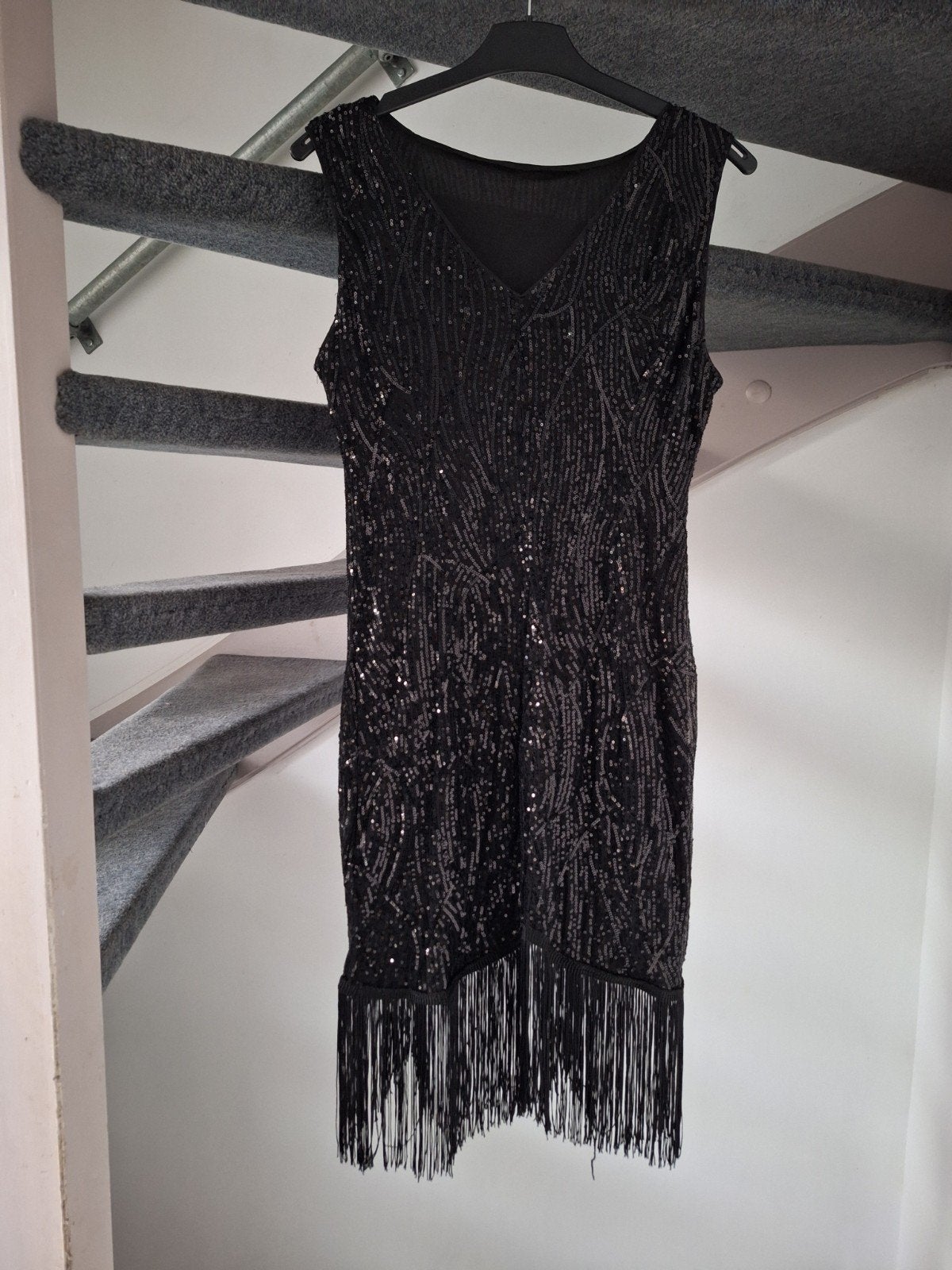 Prachtige zwarte pailletten jurk met franjes - Maat 40, Kleding | Dames, Jurken, Maat 38/40 (M), Zwart, Ophalen of Verzenden, Knielengte