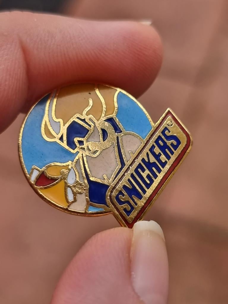 Zeldzaam 80's Snickers pin broche, Verzamelen, Ophalen of Verzenden, Zo goed als nieuw, Transport
