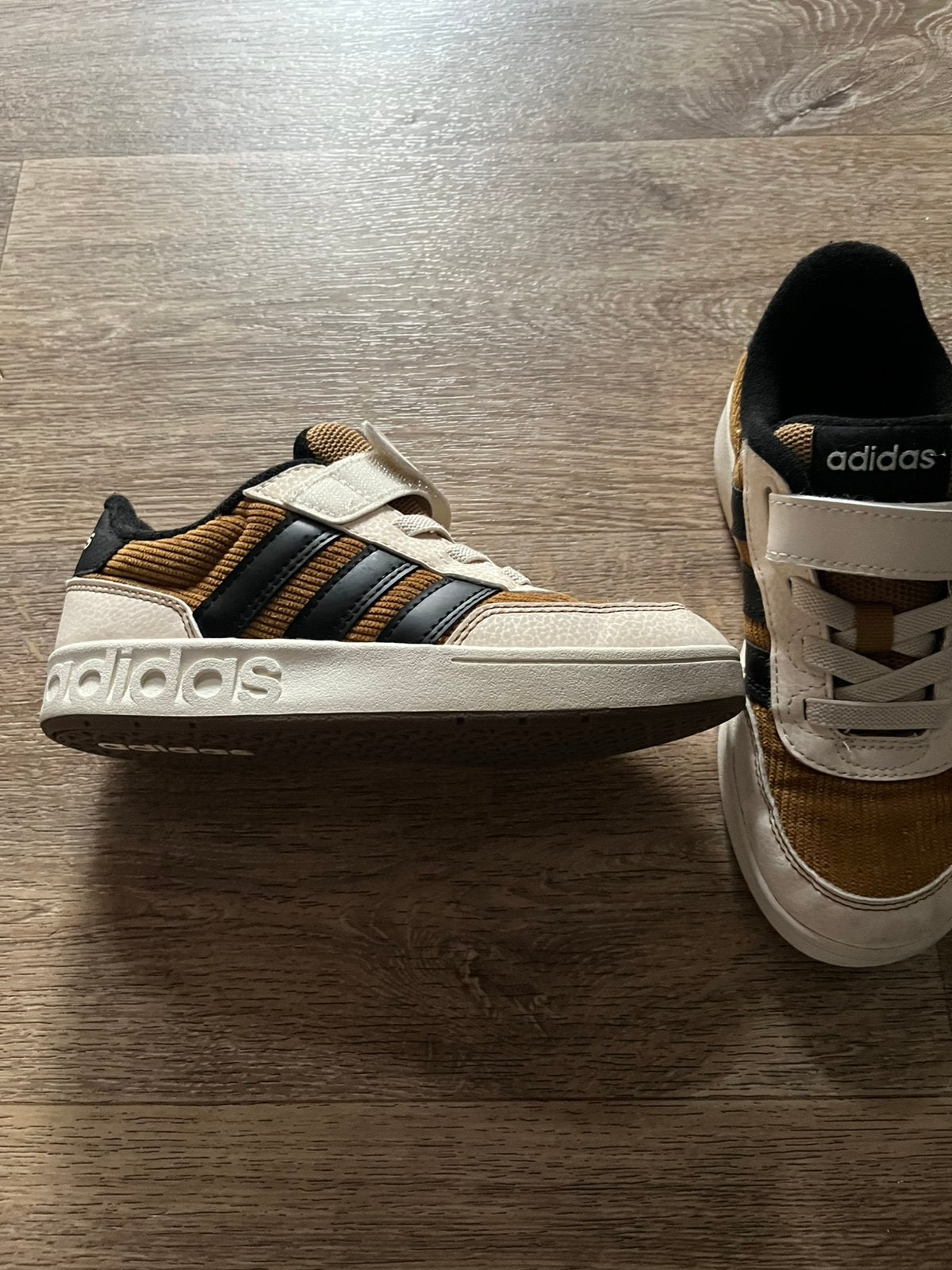 Nette adidas sneakers, Ophalen of Verzenden, Zo goed als nieuw, Jongen of Meisje, Sportschoenen