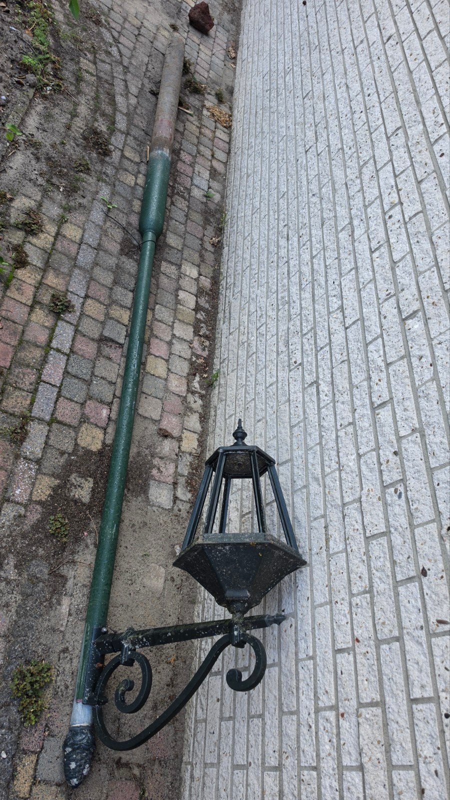 Klassieke lantaarnpaal met wandarmatuur en glasplaten, Ophalen