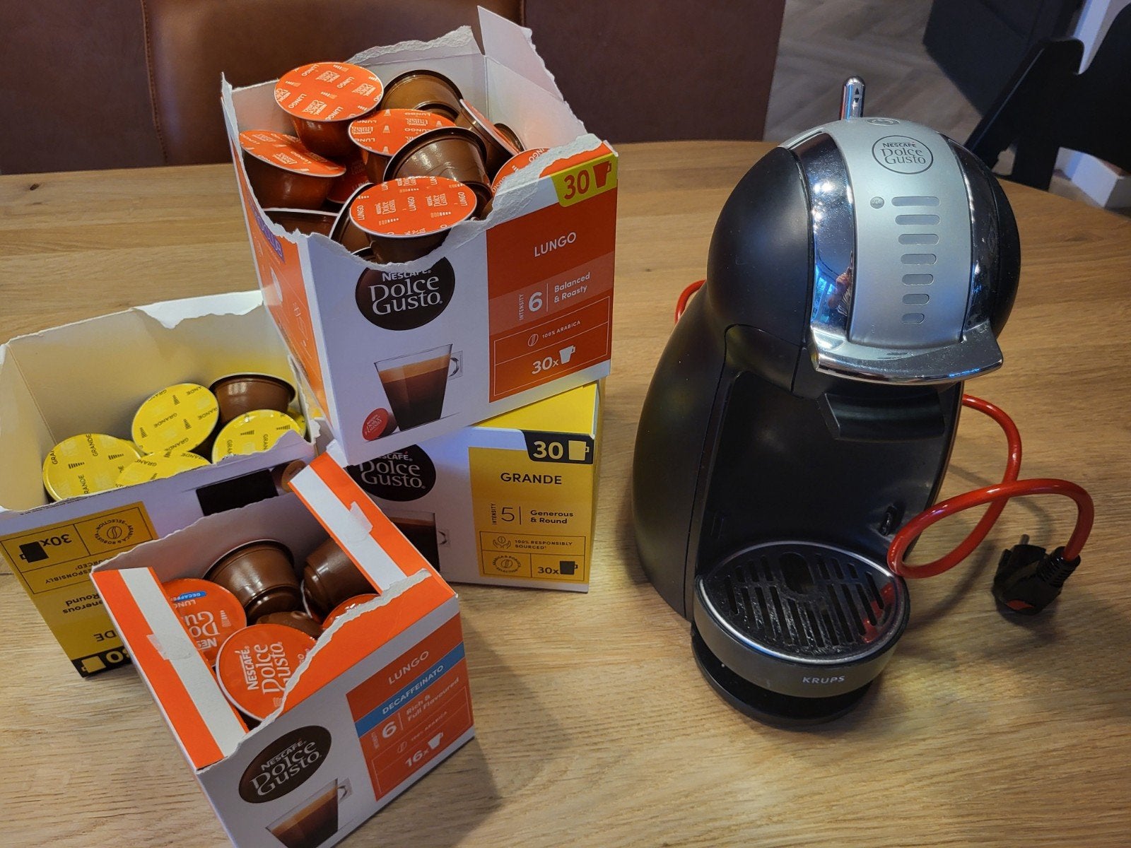 Dolce Gusto koffiezetapparaat met cups