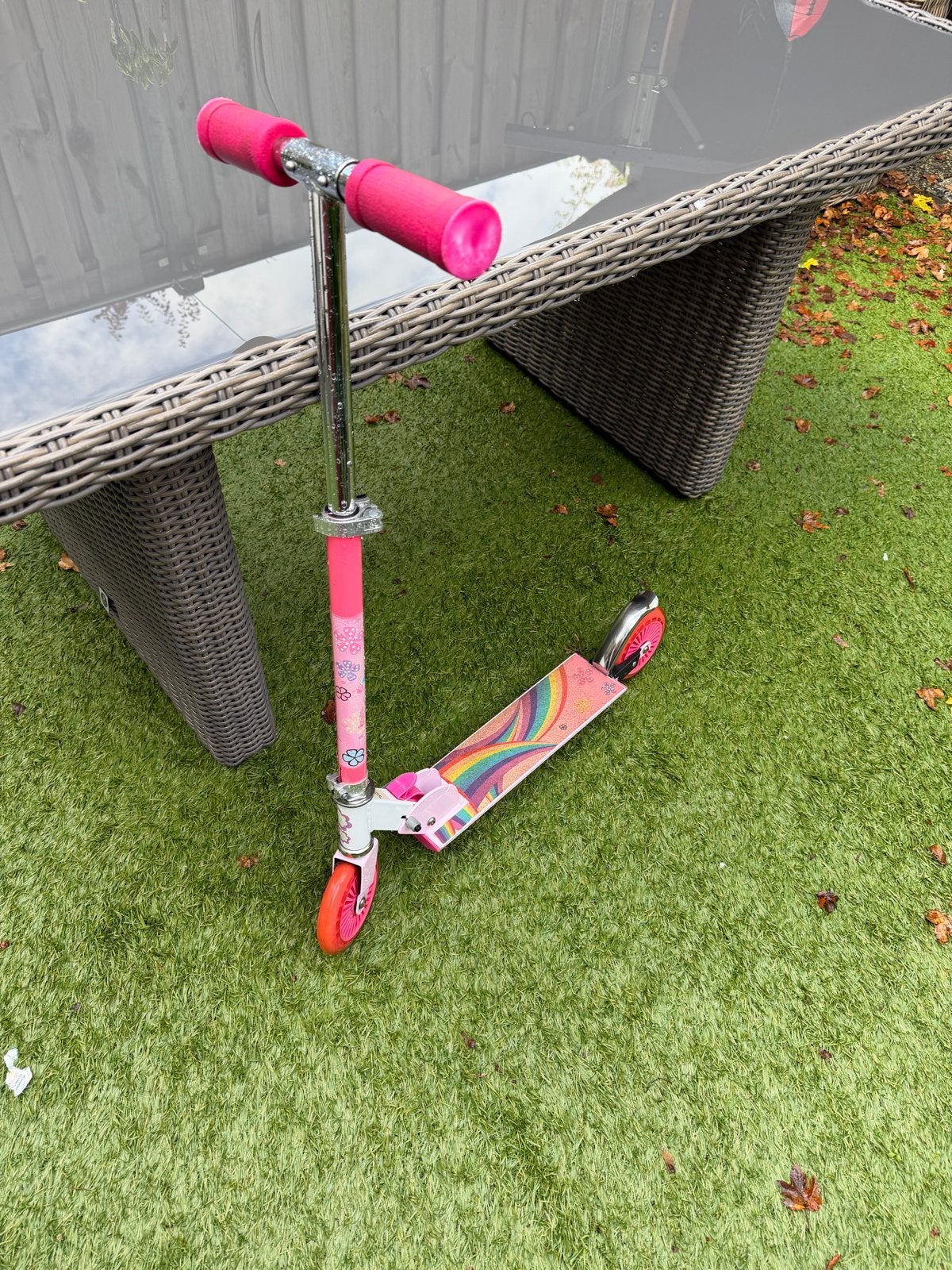Roze kinderstep met regenboog en bloemen design, Fietsen en Brommers, Ophalen, Gebruikt, Gewone step