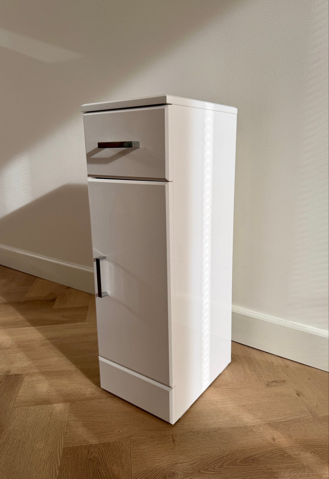 Hoogglans wit kastje (badkamer), Huis en Inrichting, Badkamer | Badkamermeubels, Ophalen, (Half)hoge kast, Gebruikt, 50 tot 100 cm