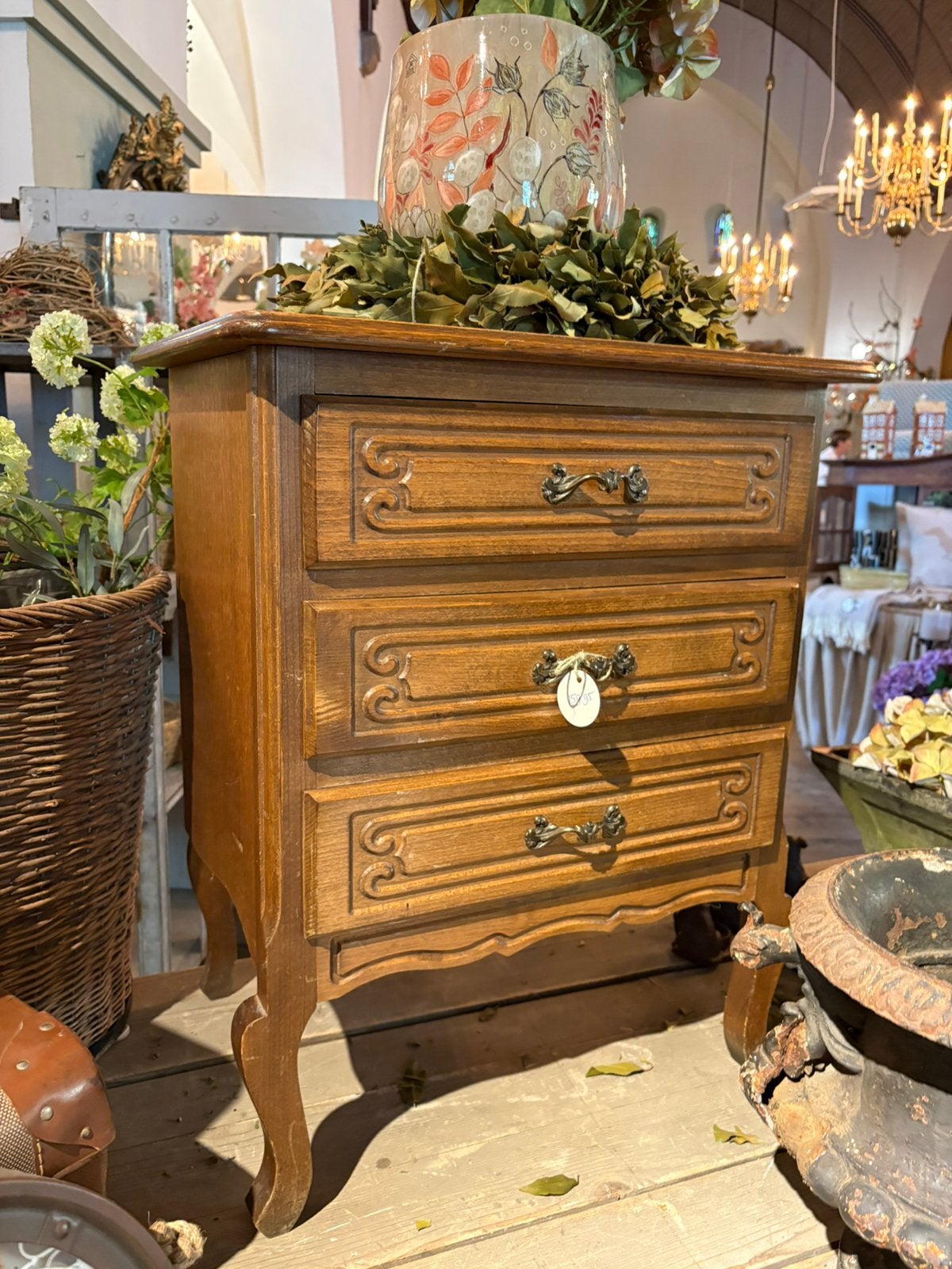 Antiek houten lade kastje met mooie details, nachtkastje
