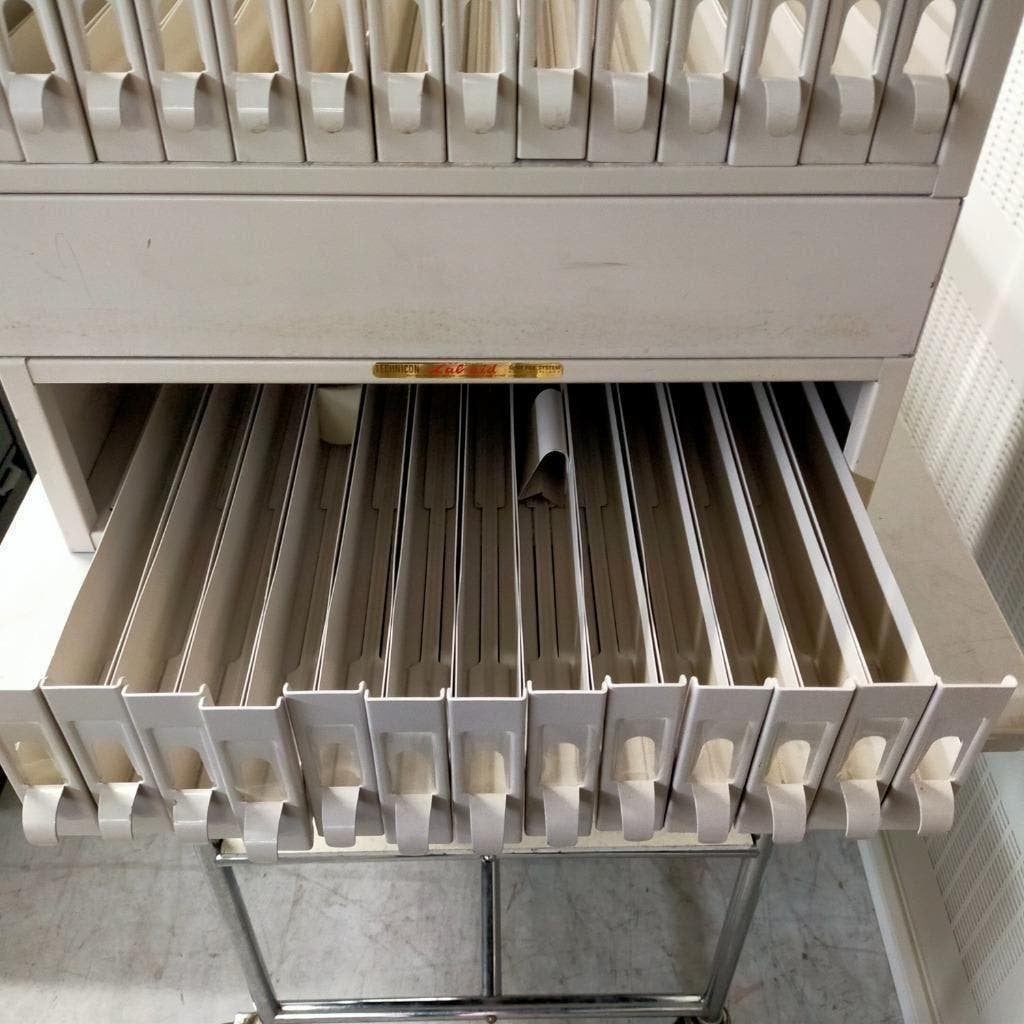 Vintage ladekast met 27 klein laadjes voor opslag dia`s of l, Ophalen, Minder dan 50 cm, Gebruikt, 5 laden of meer