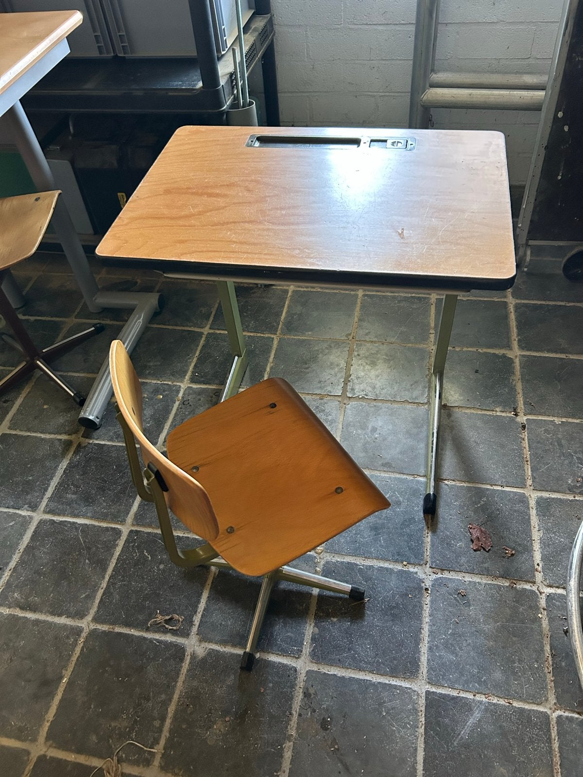 Vintage Kinderbureau met stoel - Hxbxd 61x60x42, Ophalen, Gebruikt, Tafel(s) en Stoel(en)