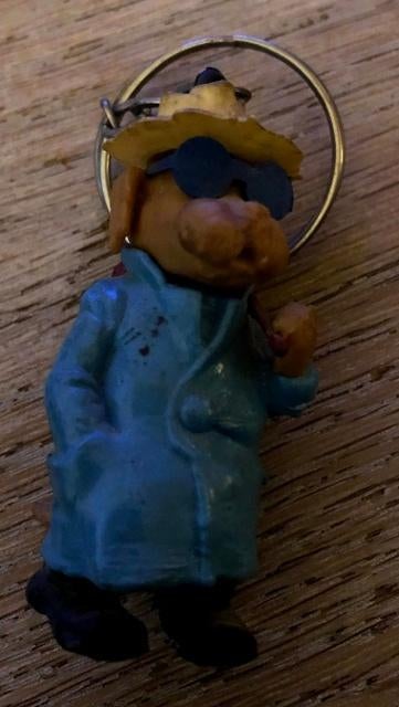 Oude sleutelhanger van aangeklede hond, Verzamelen, Ophalen, Gebruikt, Knuffel of Figuurtje