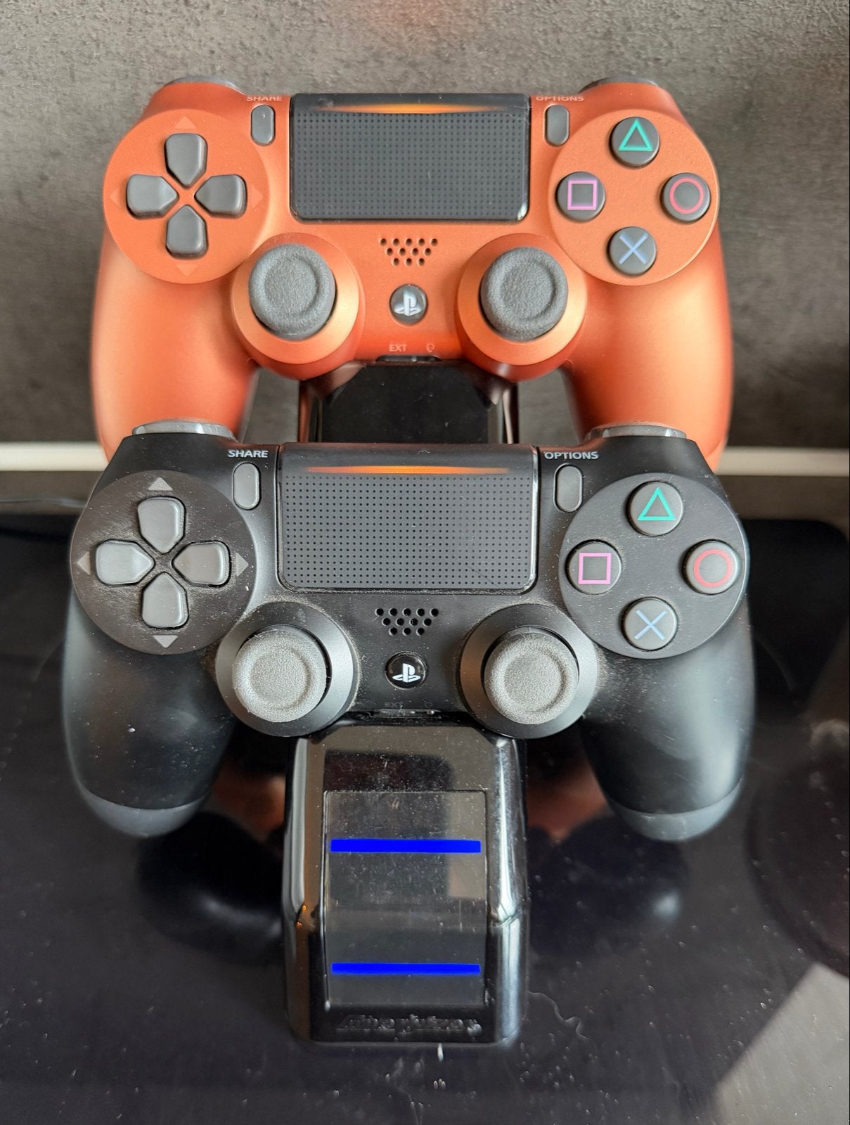 PS4 Controllers - Oranje en Zwart met Oplaadstation, Ophalen of Verzenden, Zo goed als nieuw, Controller, PlayStation 4