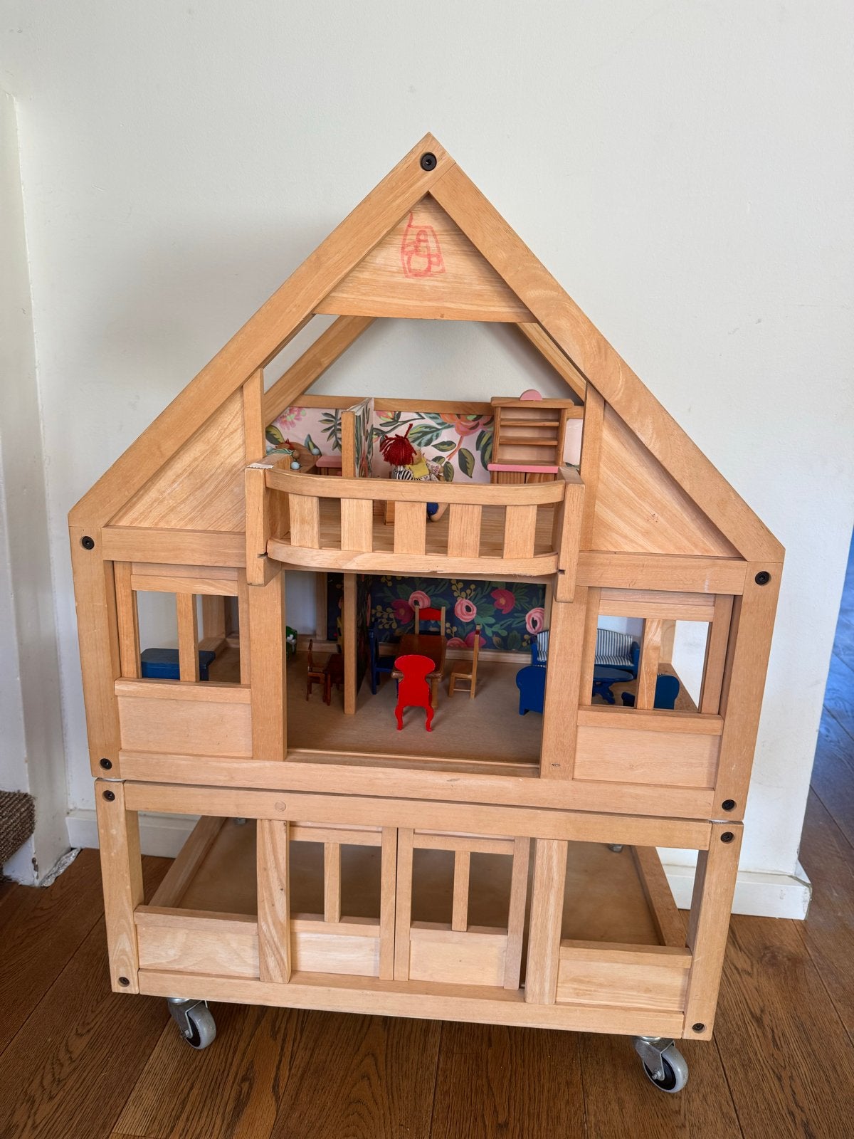 Houten Poppenhuis met Meubels en Poppen op Wieltjes, Ophalen, Gebruikt, Poppenhuis