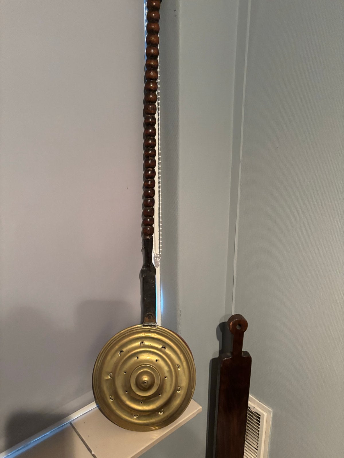 Antieke koperen beddenpan met houten steel, Ophalen, Koper