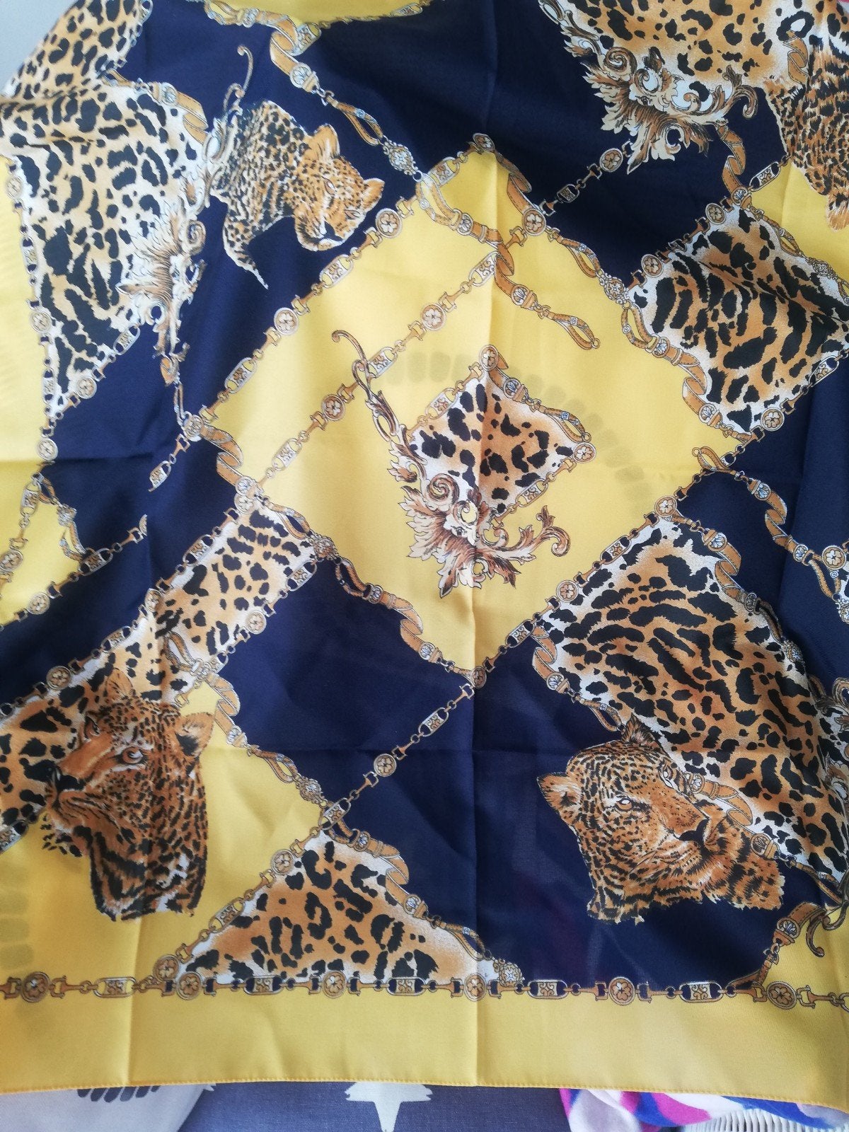 Nieuwe sjaal, geel met panterafbeeldingen, Kleding | Dames, Mutsen, Sjaals en Handschoenen, Ophalen of Verzenden, Nieuw, Maat 46/48 (XL) of groter