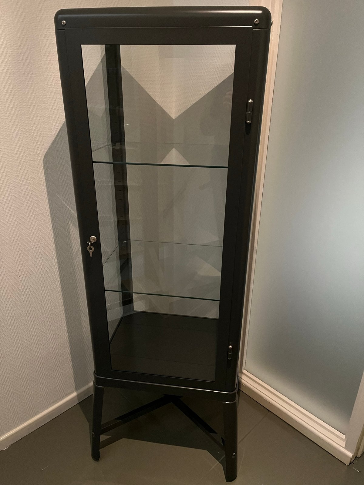IKEA Vitrinekast - Zwart met glazen planken, Ophalen, Minder dan 50 cm, Zo goed als nieuw, Metaal