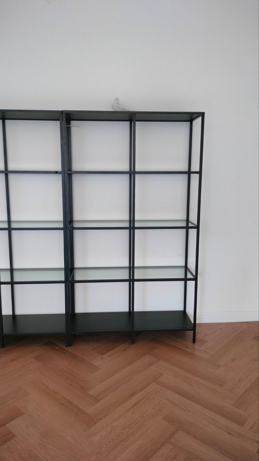 2x IKEA VITTSJÖ Stellingkast, zwartbruin/glas, 100x175 cm, Ophalen, Zo goed als nieuw