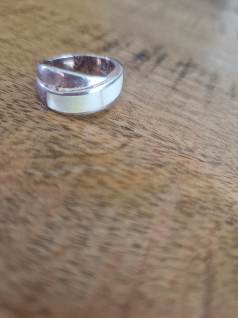 Antieke zilveren ring met parelmoer. Maat 17.