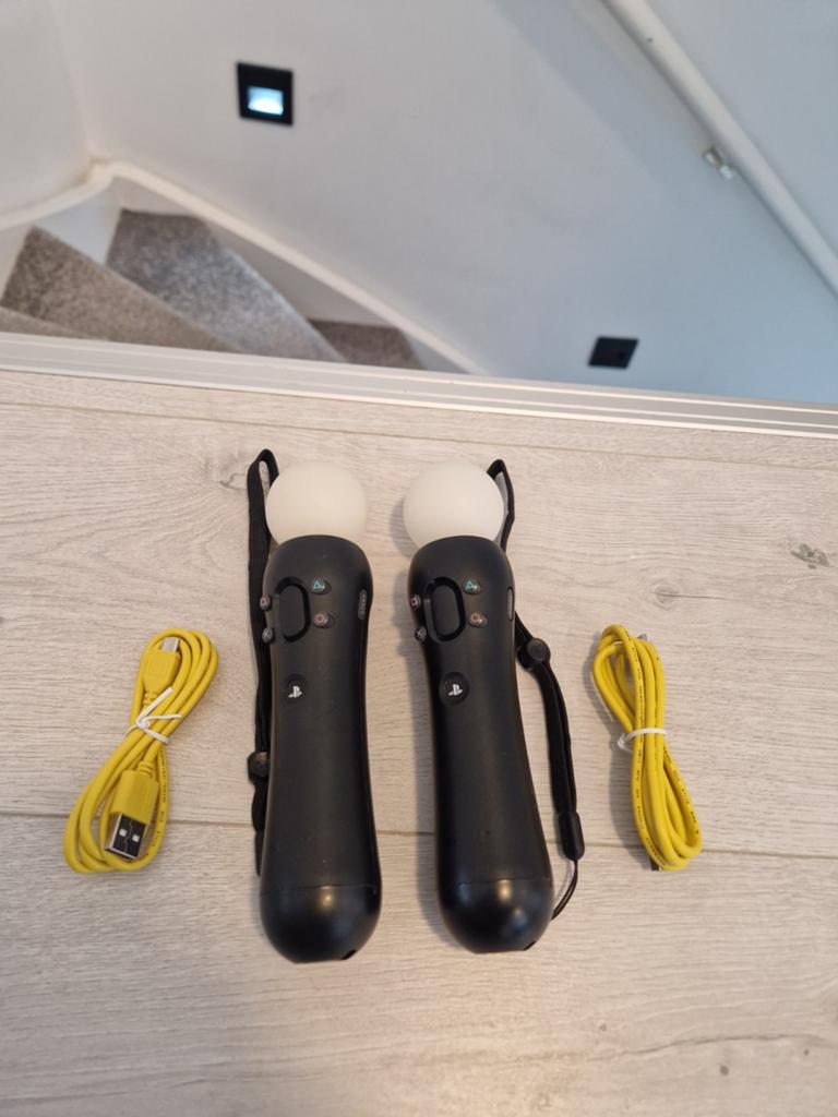 Sony Move Motion Controllers V2 + oplaadkabels, PlayStation 3, Ophalen of Verzenden, Zo goed als nieuw, Controller