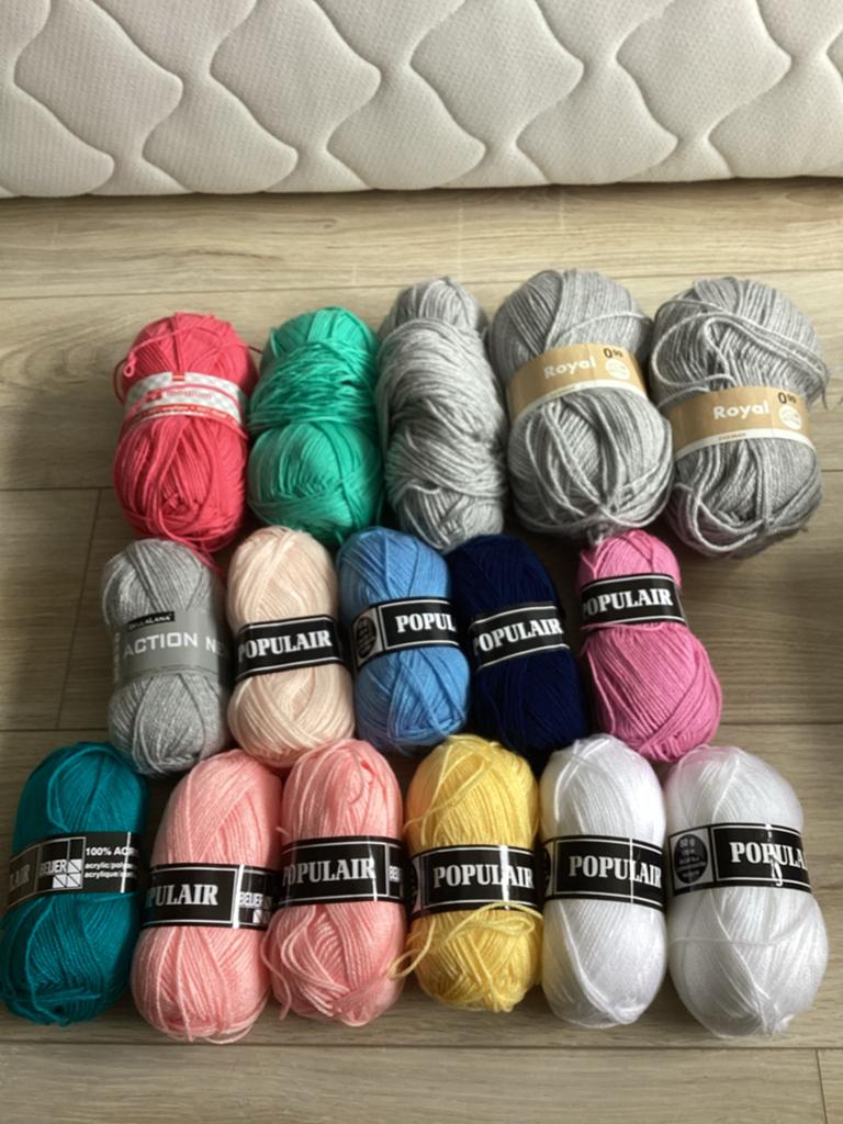 Grote partij diverse bollen acryl garen., Ophalen of Verzenden, Nieuw, Breien of Haken, Wol of Garen