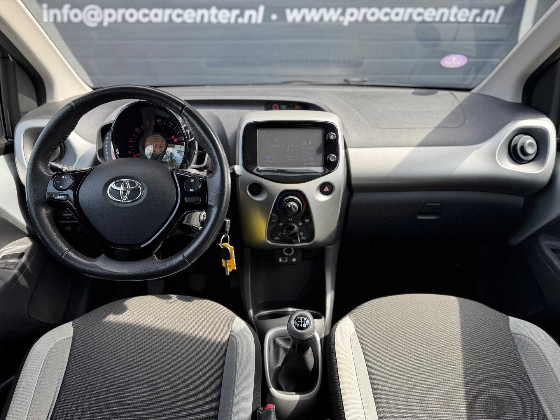 Toyota Aygo 1.0 VVT-i x-play AIRCO|CAM|SCHERM|EL.RAMEN|NAP|A, Auto's, Toyota, Voorwielaandrijving, Gebruikt, 4 stoelen, Origineel Nederlands