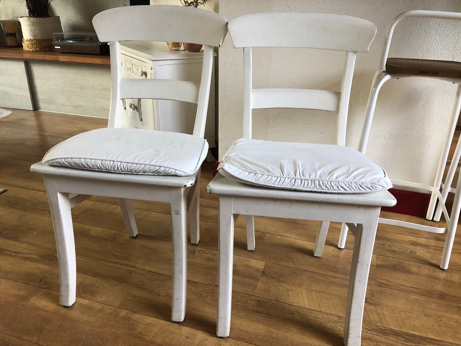 Twee teakhouten eetkamerstoelen stoelen teakhout wit geverfd, Huis en Inrichting, Ophalen, Gebruikt, Twee, Wit
