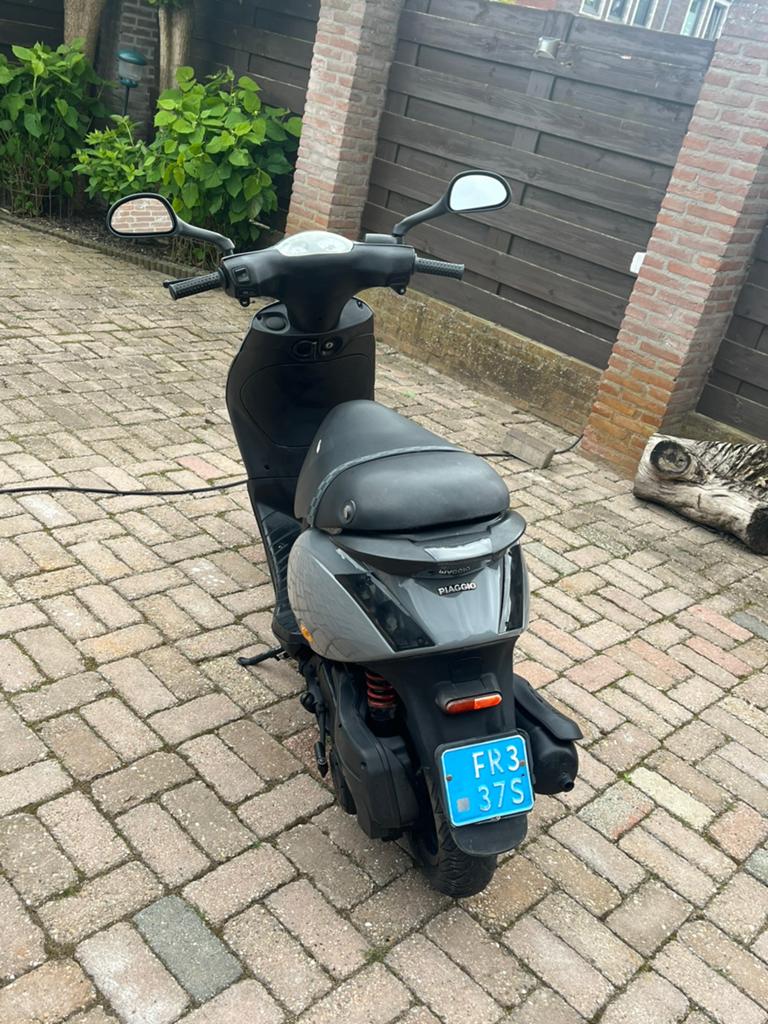 Piaggio zip grijs, Ophalen, Maximaal 45 km/u, Zip, Zo goed als nieuw