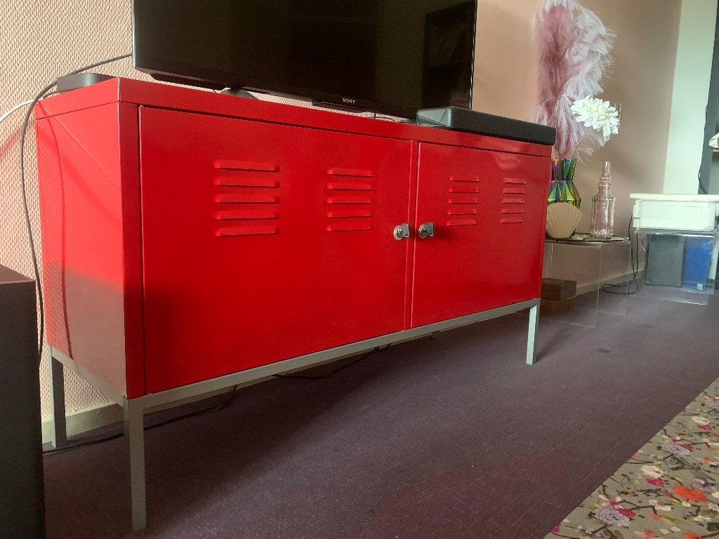 Ikea PS metalen kast rood - tv-kast / dressoir, Huis en Inrichting, Kasten | Televisiemeubels, Ophalen, 100 tot 150 cm, Zo goed als nieuw