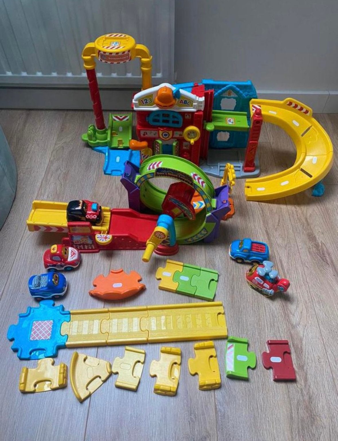 Toet toet brandweer kazerne, stunt looping, auto’s, Kinderen en Baby's, Speelgoed | Vtech, Ophalen of Verzenden, Zo goed als nieuw