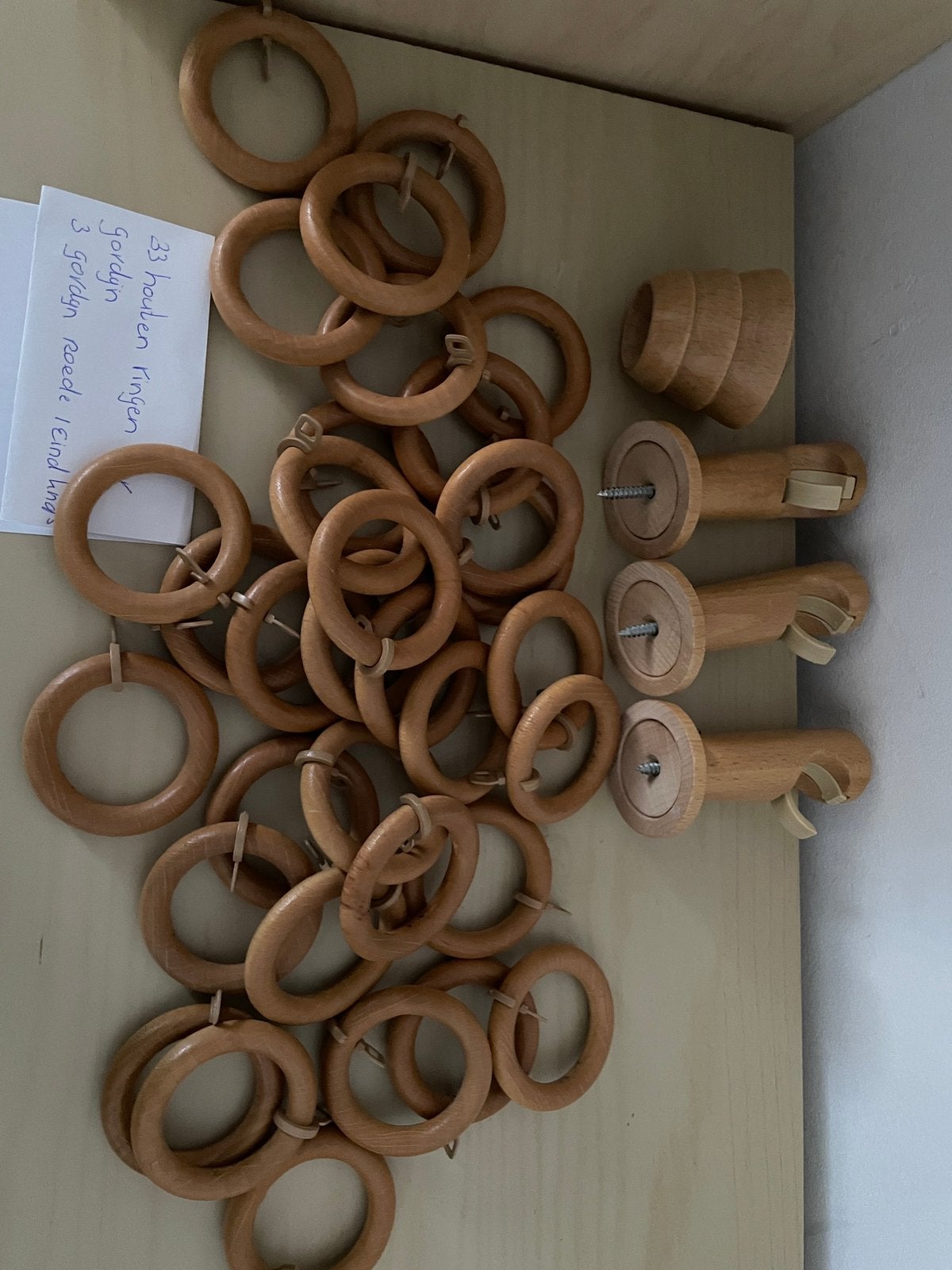 33 Houten gordijnringen en roede eindknoppen, Met ringen, Overige merken, Bruin, Verzenden