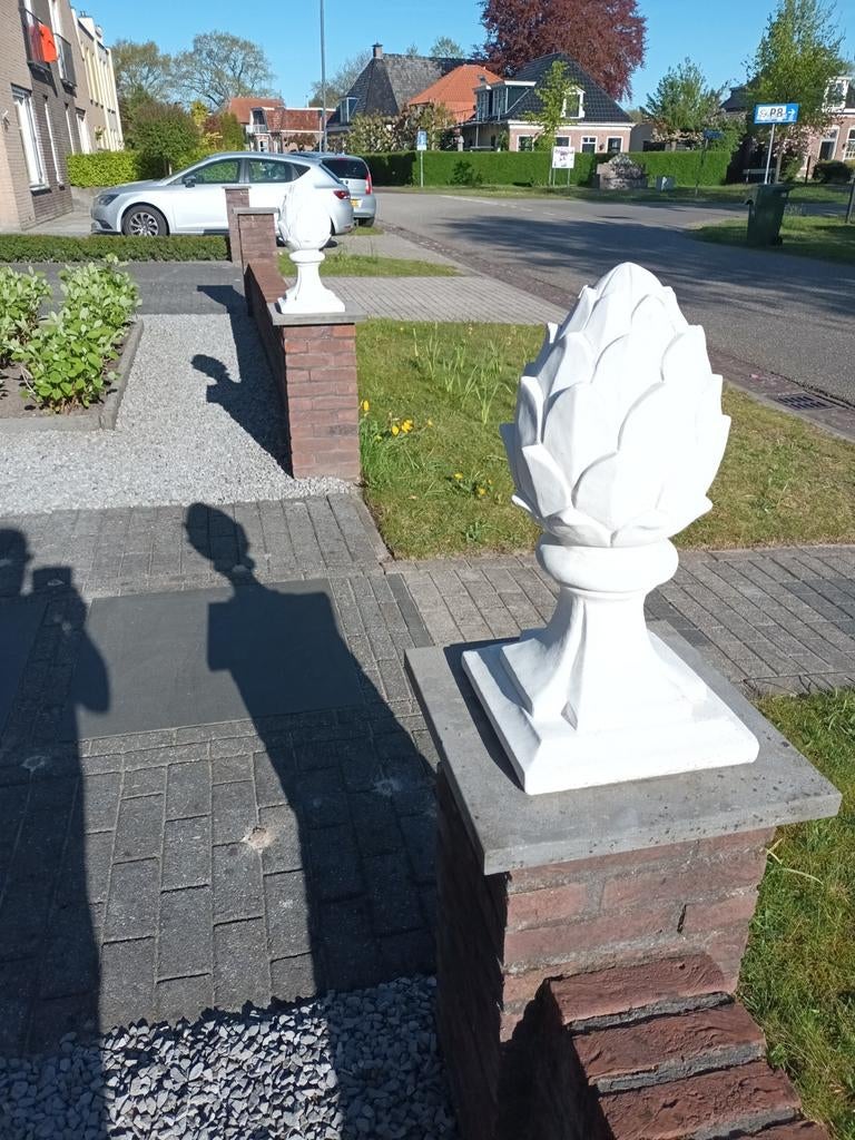 Set van 2 witte massieve dennenappels van gegoten steen, Tuin en Terras, Ophalen