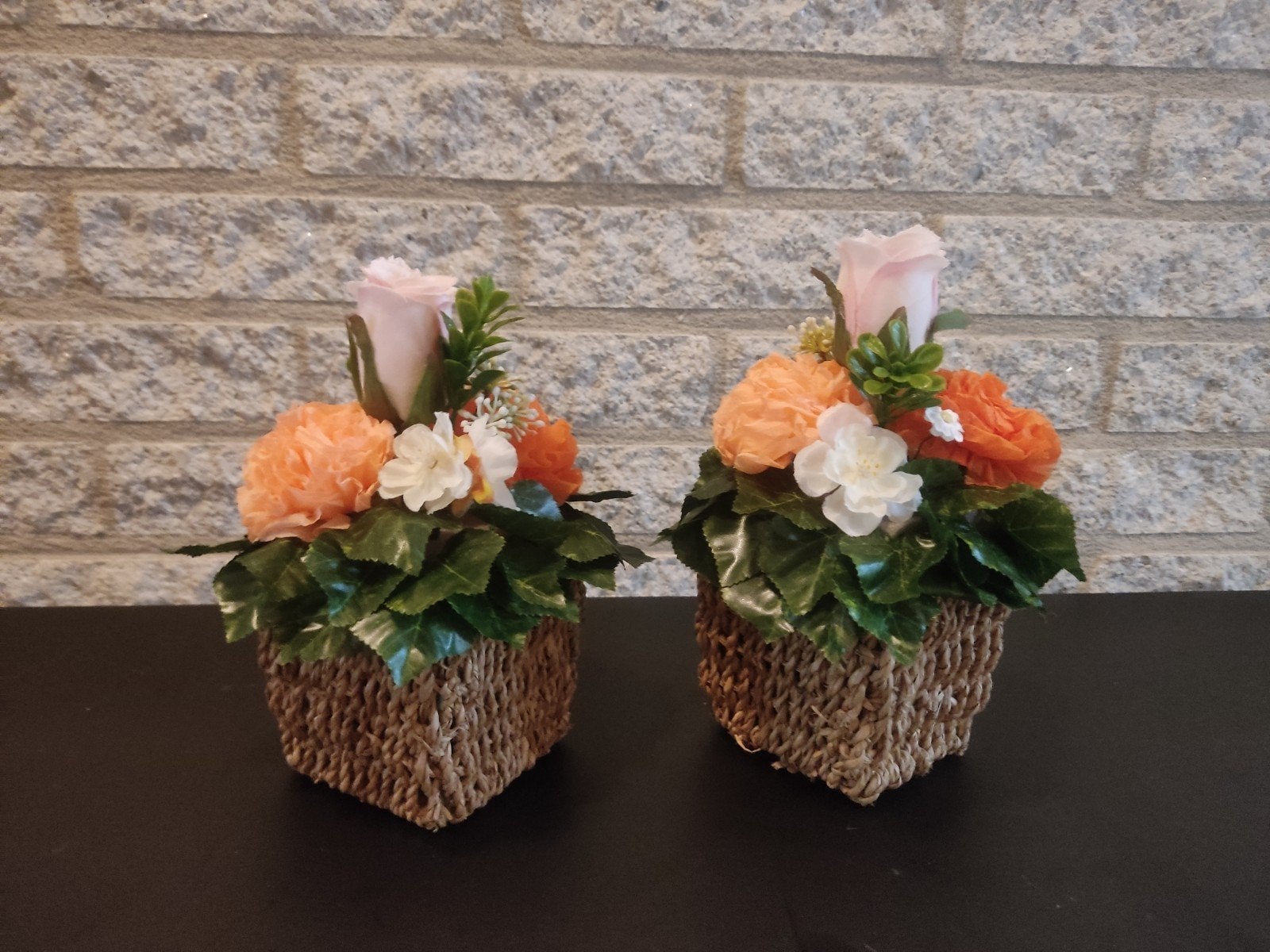 Set van 2 kunstbloemstukjes in rieten mandjes, Binnen, Nieuw, Ophalen of Verzenden, Overige merken