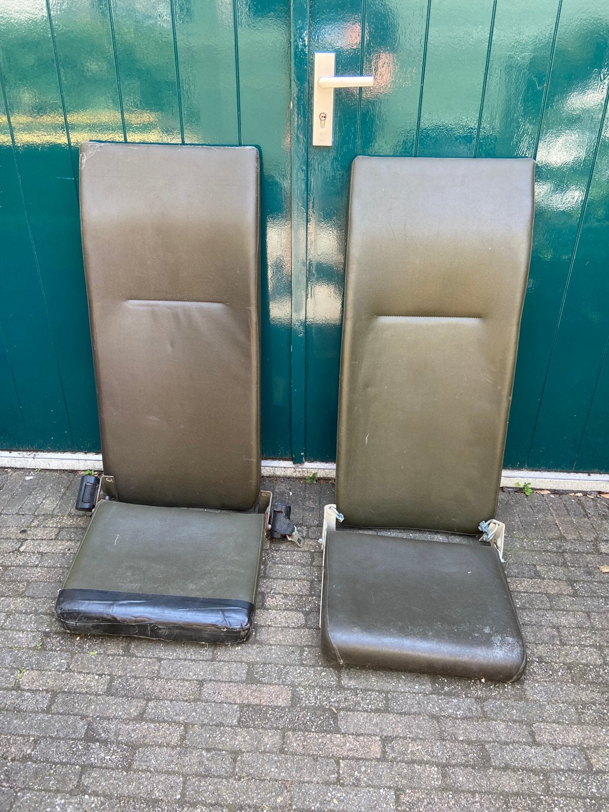 2 vintage legergroene klapstoeken uit dudo ambulance, Ophalen, Gebruikt