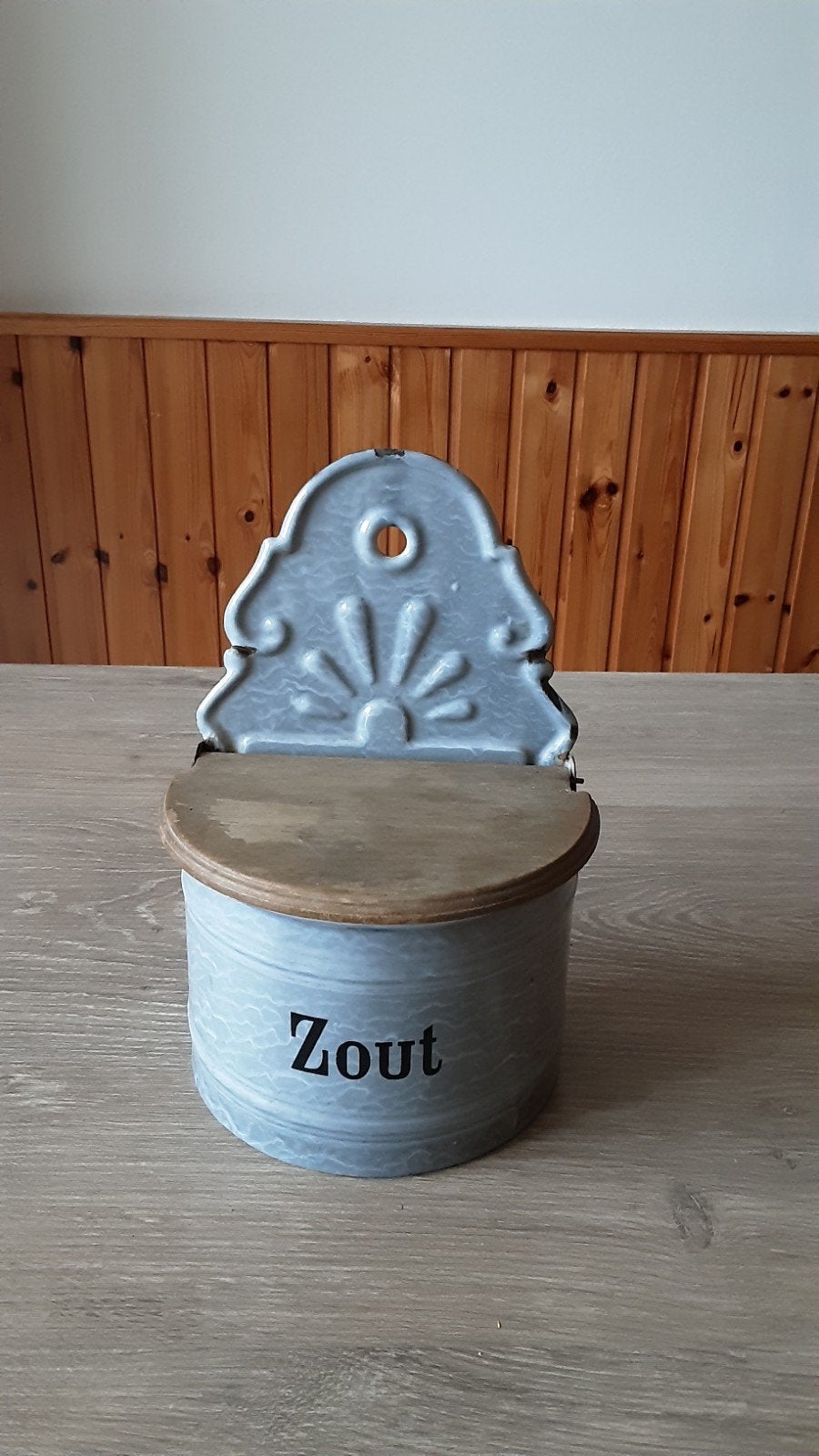 EMAILLE GRIJSGEWOLKTE ZOUTPOT MET ZWARTE BLOKLETTERS., Antiek en Kunst, Ophalen of Verzenden