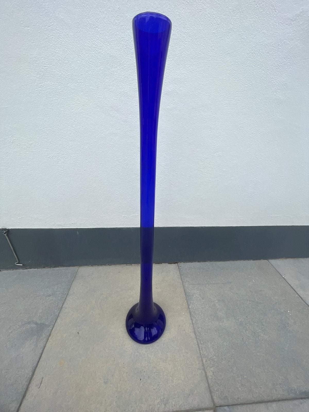 Zeer mooie blauwe smalle hoge vaas, Huis en Inrichting, Woonaccessoires | Vazen, Blauw, Ophalen of Verzenden, 75 cm of meer, Glas