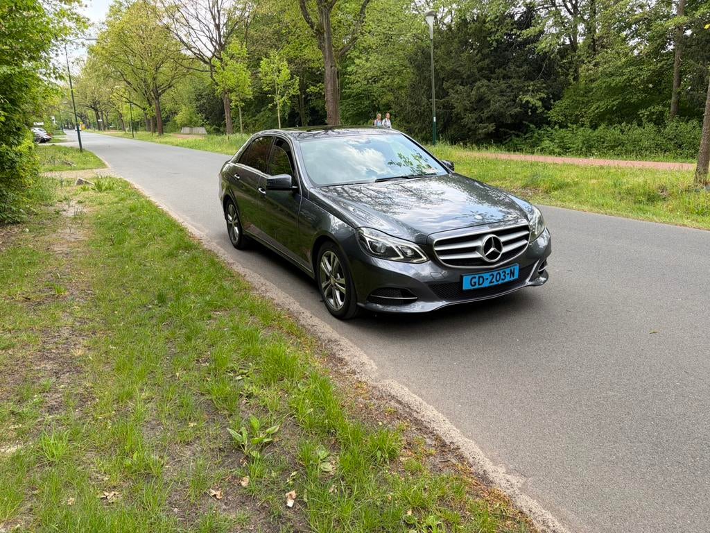 Mercedes-Benz E-Klasse E220 CDI BE Aut7 2014 Grijs, Auto's, Euro 5, Achterwielaandrijving, Zwart, 2000 kg