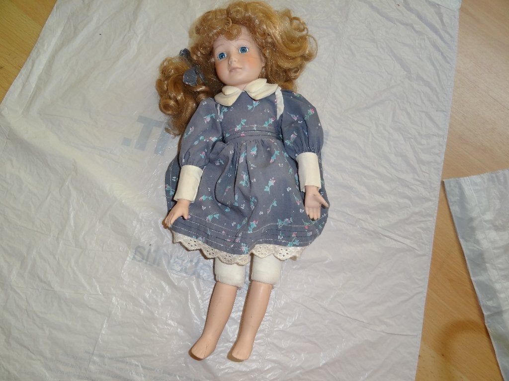 Vintage porseleinen pop met blauwe ogen en krullend haar, Verzamelen, Ophalen of Verzenden, Zo goed als nieuw, Pop
