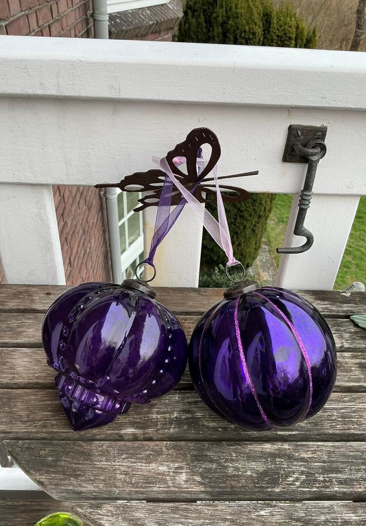 Twee grote paarse, beschadigde kerstballen. Met krasjes dus!, Diversen, Kerst, Ophalen of Verzenden, Zo goed als nieuw