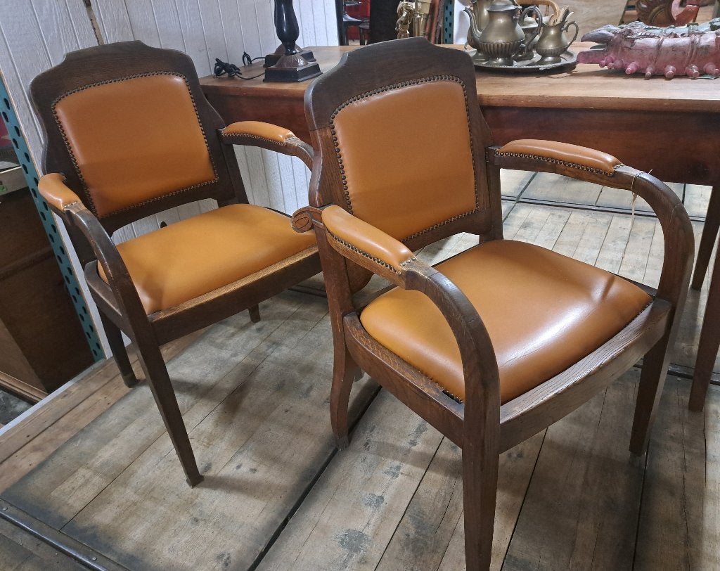 2 antieke barbier / kapper stoelen met prachtig leer bekleed, Ophalen