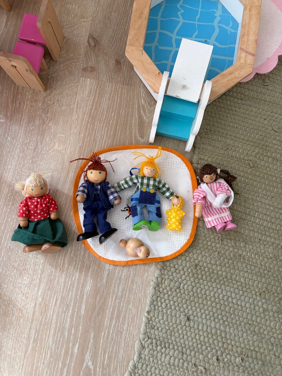 Groot houten poppenhuis met meubels en poppen, Ophalen of Verzenden, Gebruikt, Poppenhuis