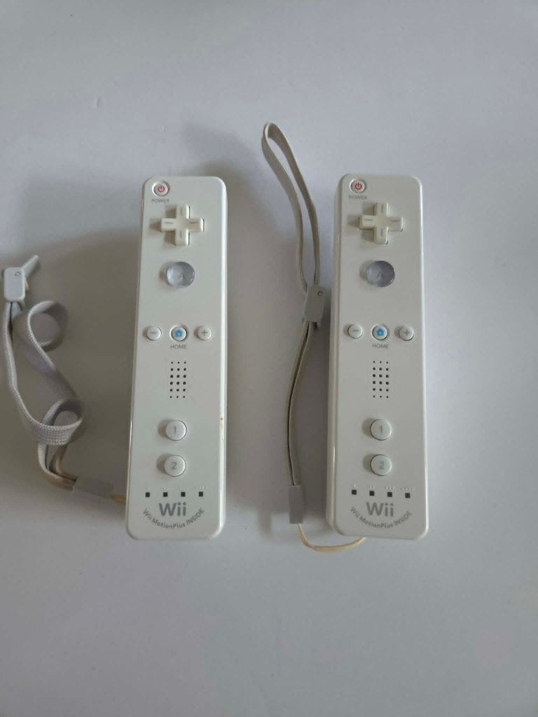 Nintendo Wii - Set van 2 Remotes - KAPOT, Spelcomputers en Games, Ophalen of Verzenden, Niet werkend, Sport, 3 spelers of meer