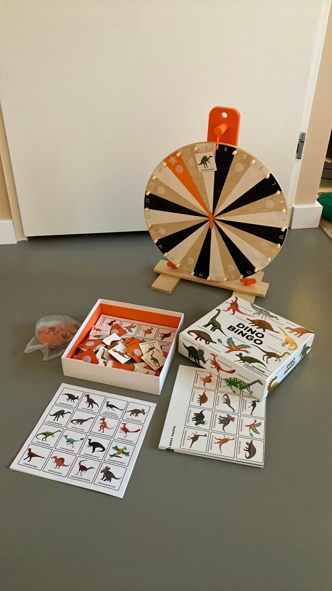 Dino Bingo Spel met IKEA Lustigt rad - dino thema feestje, Vijf spelers of meer, Ophalen, Zo goed als nieuw