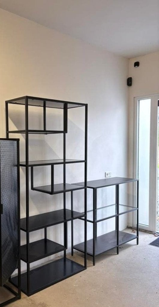 3 zwarte stellingkasten / rekken – metaal, hout en glas, Ophalen, Gebruikt