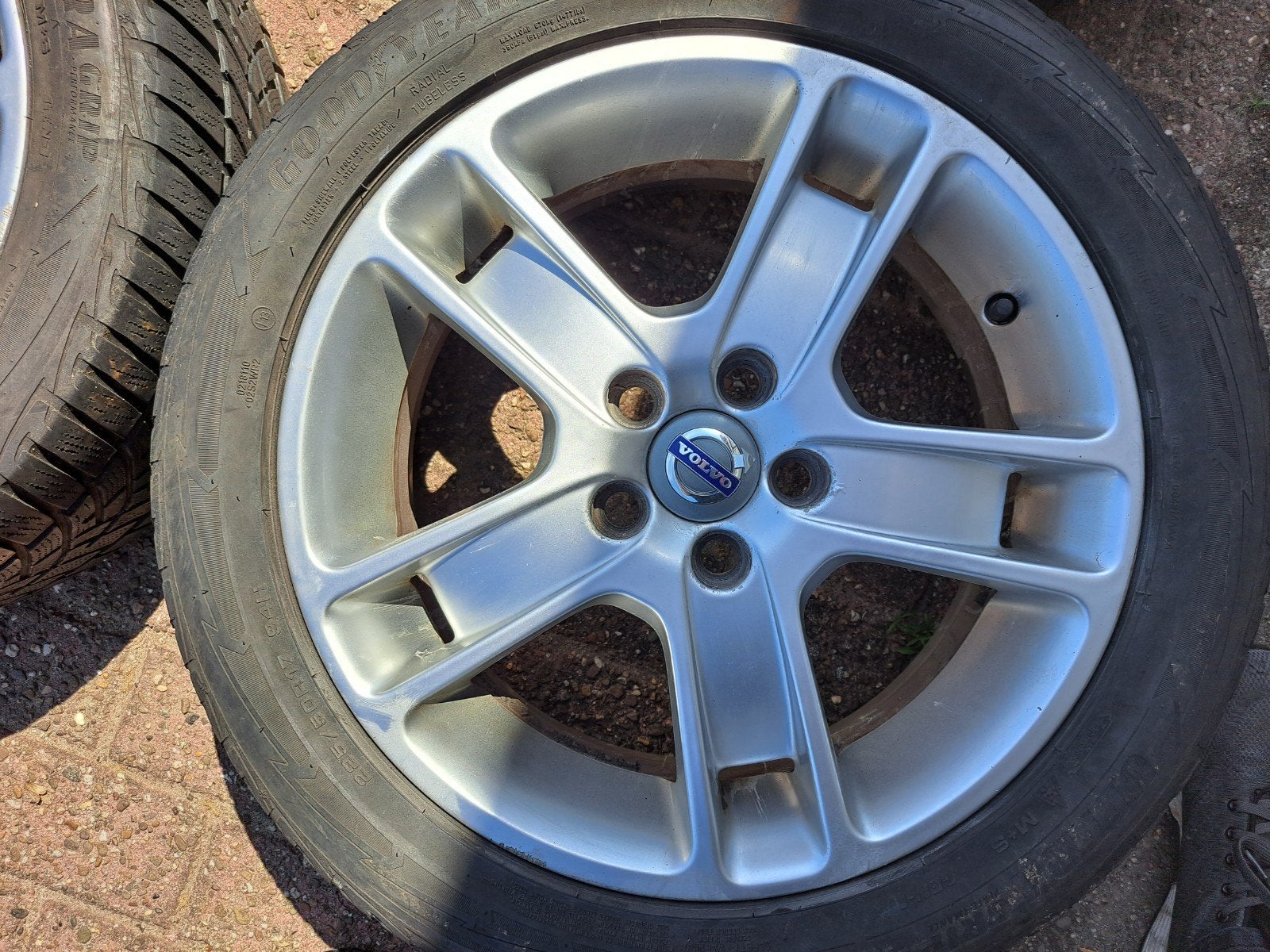 Originele Volvo 17 inch velgen voor bandenmaat 225/50R17, Ophalen, Gebruikt, Banden en Velgen, 17 inch