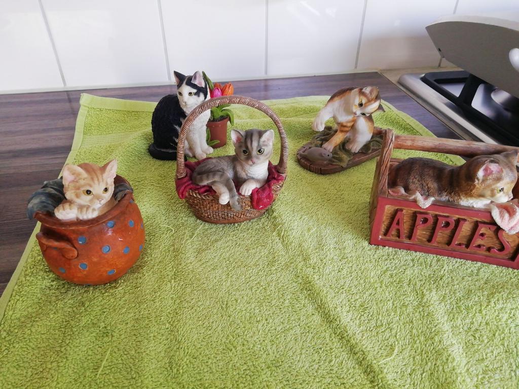 Set van 5 Francien van Westering kattenbeeldjes, Verzamelen, Dierenverzamelingen, Zo goed als nieuw, Beeldje of Figuurtje, Hond of Kat