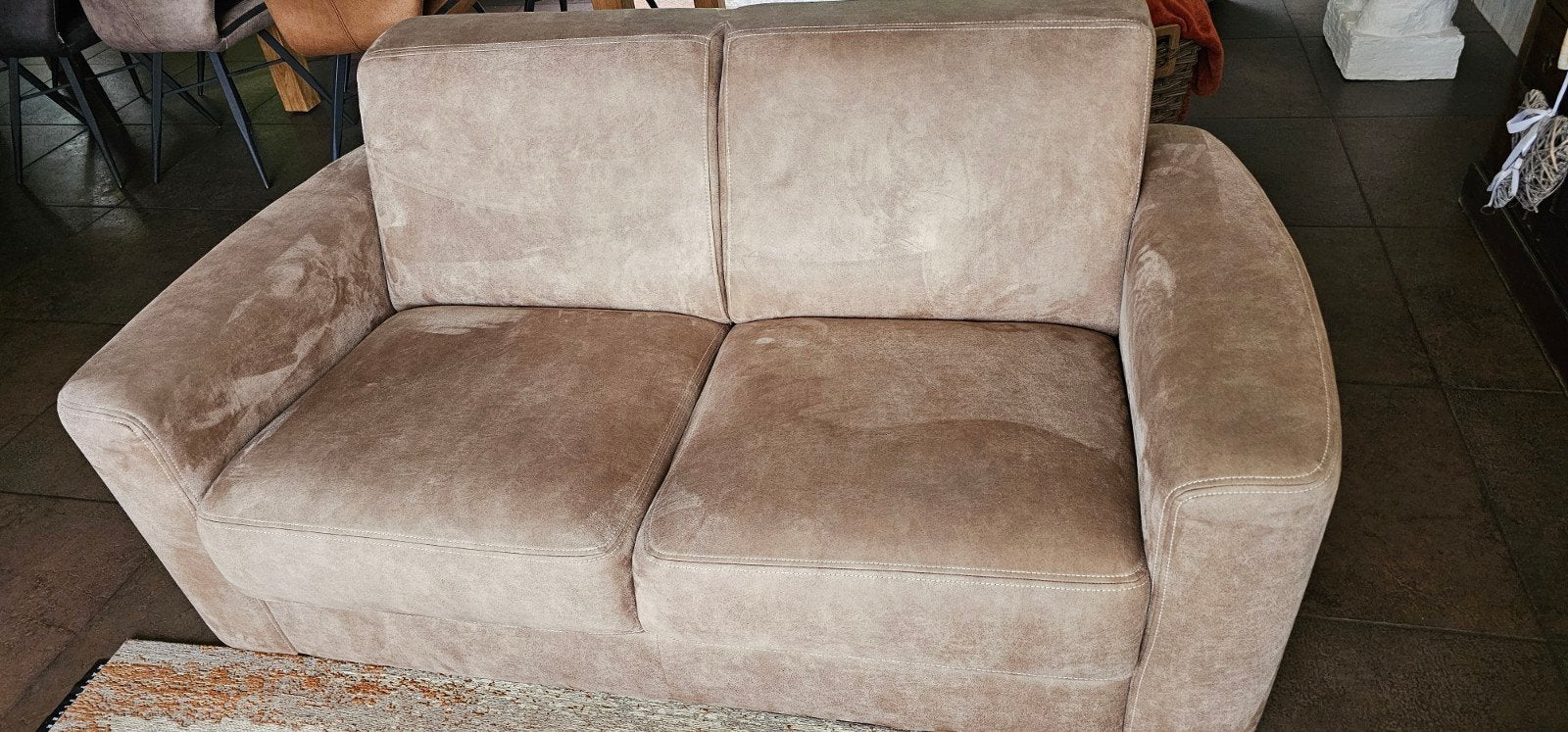 Comfortabele 2-zitsbank in taupekleurige stof, Huis en Inrichting, Modern, Comfortabel, Gebruikt, 150 tot 200 cm, Tweepersoons